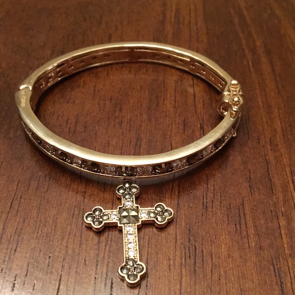 Akkad Thailand hinged bracelet